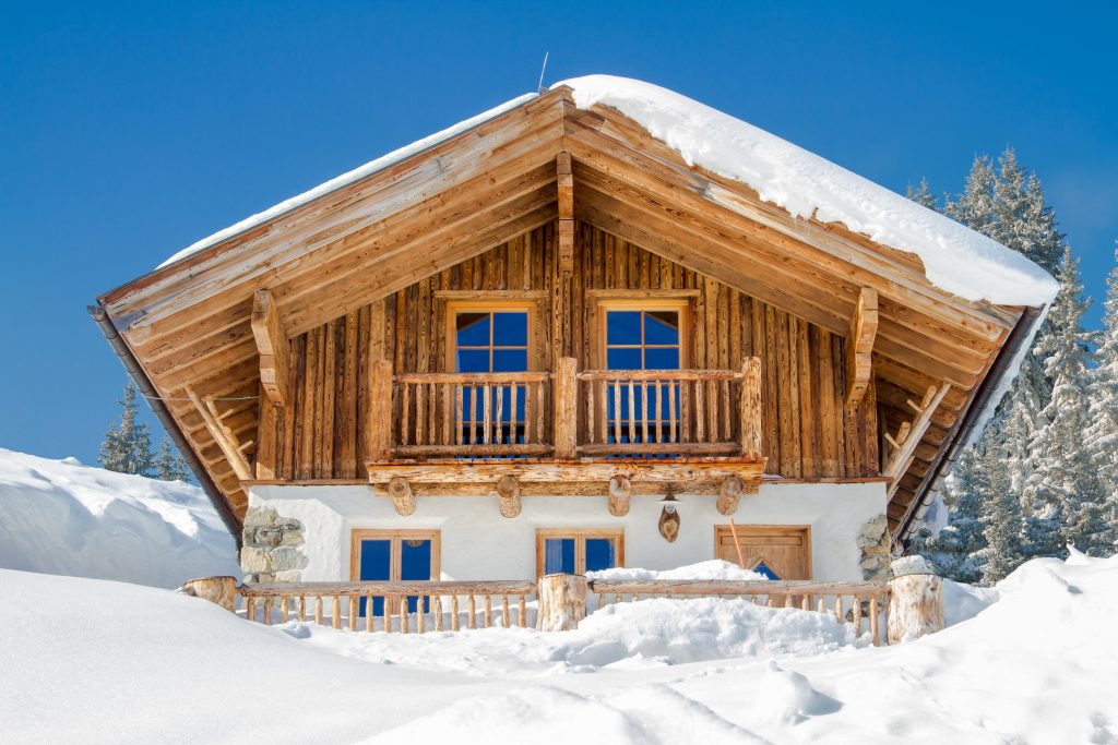 Chalet à la montagne en hiver